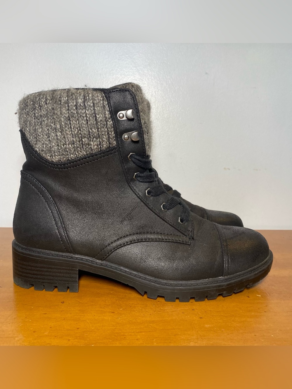 Universal Thread Women’s 9 Boots Cap Toe Winter Ankle Bootie Black Faux Leather